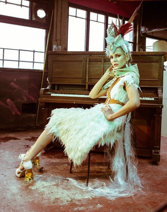 Get your wings! This season hottest fashion trend: Feathers & Feathers!